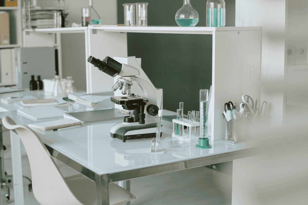 Hacer uso de infraestructura y equipamiento para la realización y publicación de proyectos y trabajos de investigación.