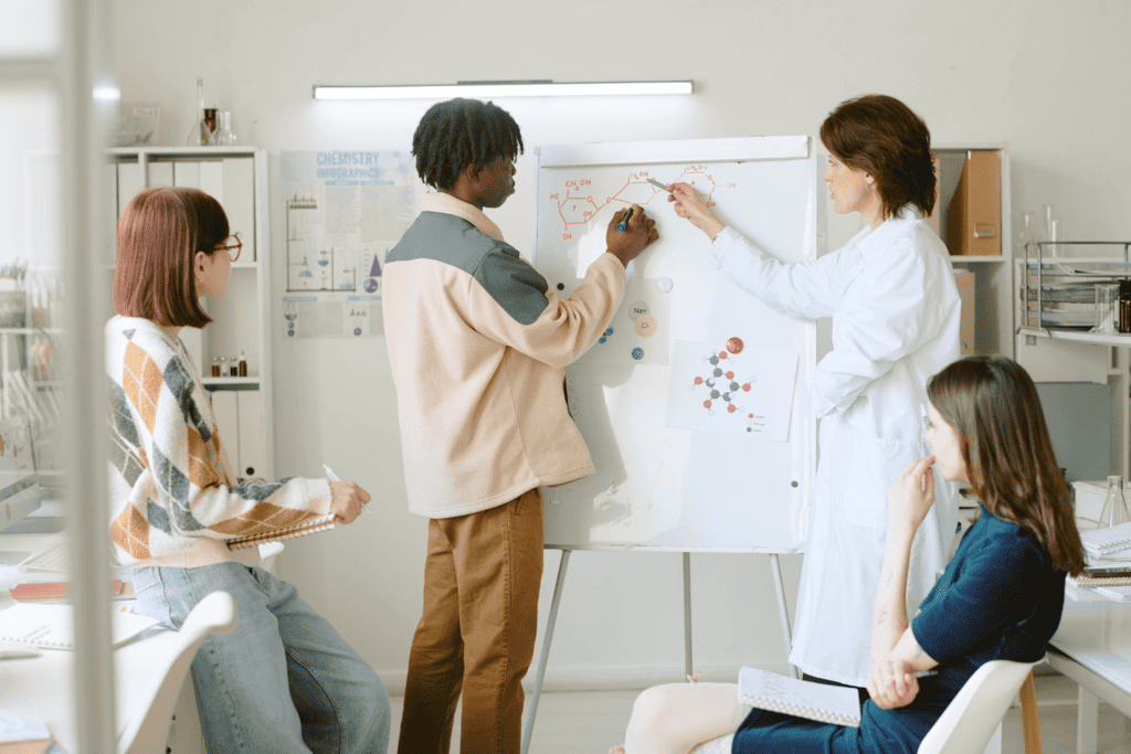 Promover la creación y tramitar el registro de los semilleros de investigación.